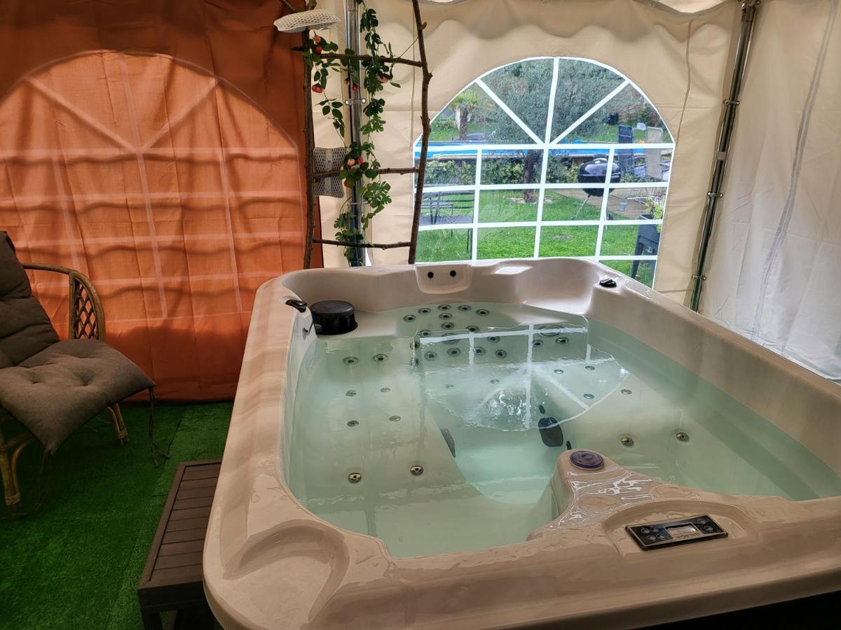 Choisy Le Jacuzzi Bed & Breakfast Eksteriør bilde