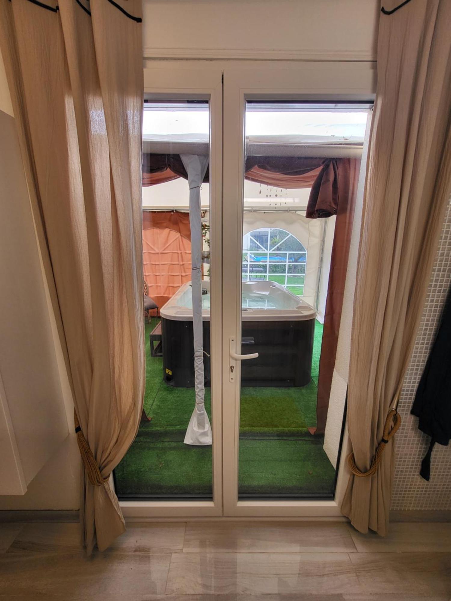 Choisy Le Jacuzzi Bed & Breakfast Eksteriør bilde